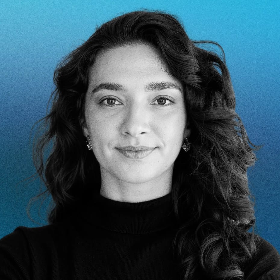 Lorena Headshot